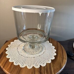 The Pampered Chef Clear Glass Pedestal Trifle Bowl with White Lid -